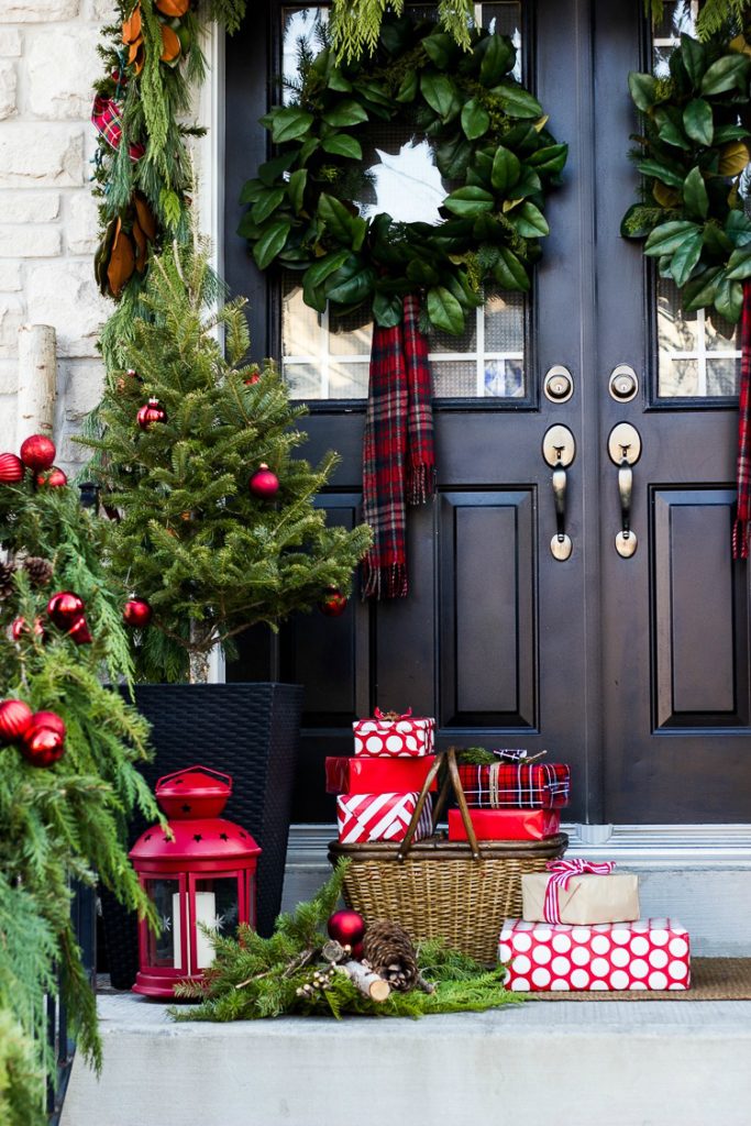 plaid-porch-christmas-decor