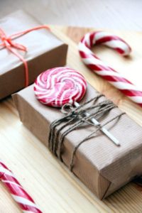 christmas-wrapping-with-lollipops