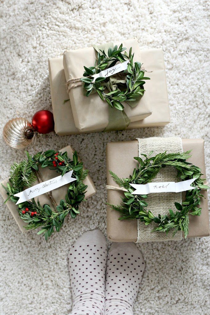 kraft-paper-boxwood-wreath-christmas-wrapping